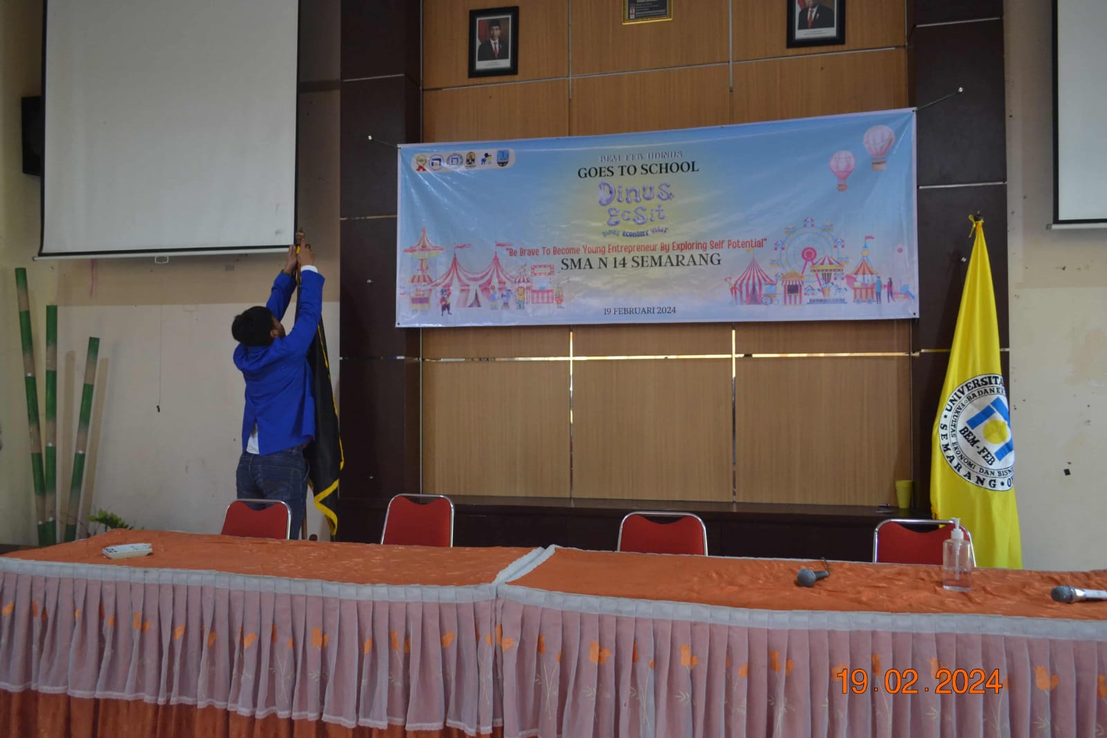 Persiapan Acara di Aula SMA Negeri 14 Semarang